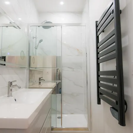 Luxurious 4beds/4baths Next To Palais *