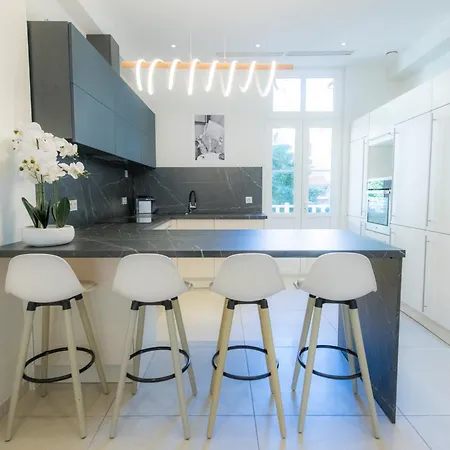 Luxurious 4beds/4baths Next To Palais Apartment *